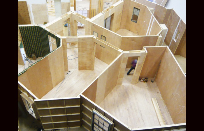 T&eacute;l&eacute;film Clara, une passion fran&ccedil;aise de S&eacute;bastien GRALL, 2009. Menuisiers traceurs : Pascal GRAS, Th&eacute;ophile de MONTALIVET.